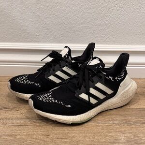 🎱 WMNS ULTRABOOST 22 'BLACK WHITE ALMOST LIME'